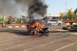 Diduga Korsleting Becak Motor di Pangkep Hangus Terbakar