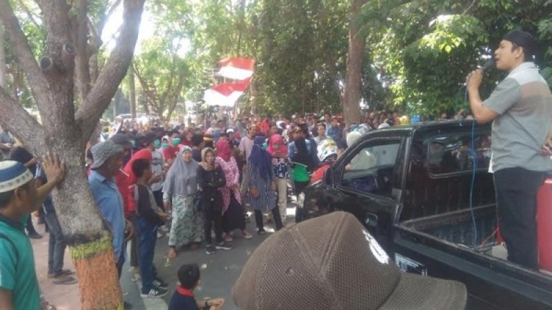 Massa mengatasnamakan diri Aliansi 431, berunjuk rasa di depan kantor DPRD Bantaeng.