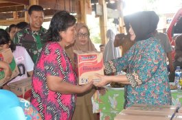 TP PKK Sidrap Serahkan Bantuan bagi Korban Angin Kencang