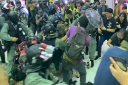Video Detik-Detik Telinga Politikus Hong Kong Digigit Demonstran hingga Nyaris Putus