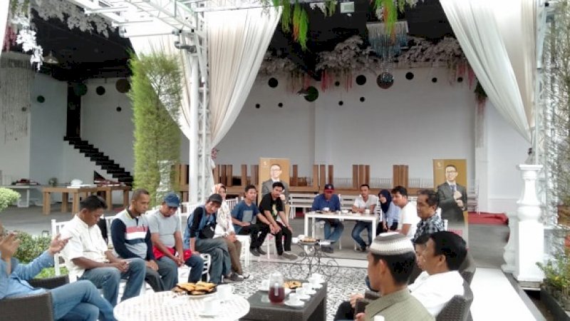 Bakal calon wali kota Makassar, Muhammad Ismak menyambangi tokoh masyarakat Gontang Raya, Makassar, Senin (4/11/2019).