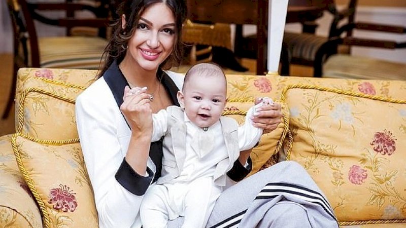 Oksana Voevodina dan putranya