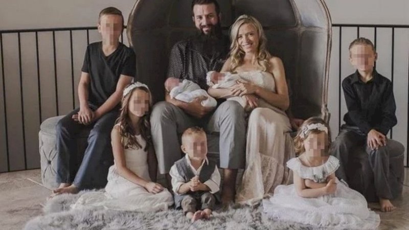 Rhonita Maria LeBaron (ibu dalam foto di atas) adalah di antara 12 orang yang terbunuh