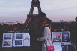 Wanita ini Dipuji Karena Meminta Pria Sembarang Menciumnya di Depan Menara Eiffel