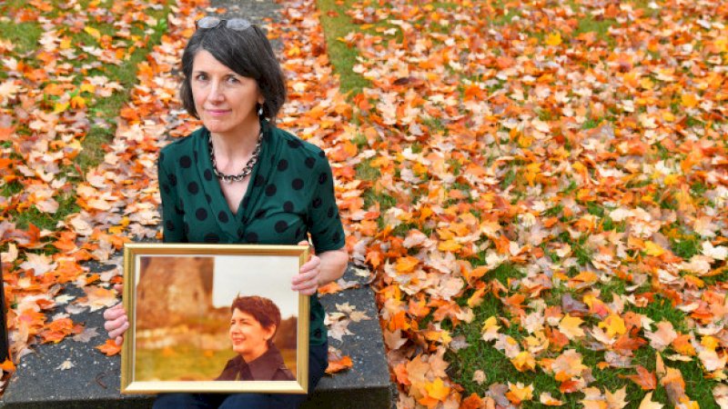 Mary Beth Bowen memegang foto ibunya