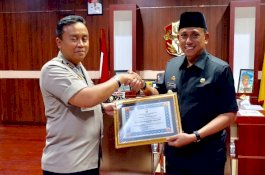 Bersinergi dengan Polisi, Kapolres Berikan Penghargaan ke Bupati Wajo