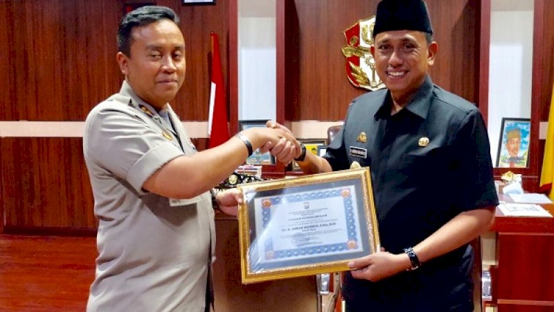 Kapolres Wajo, AKBP Asep Marsel S, S.Ik, memberikan penghargaan kepada Bupati Wajo H. Amran Mahmud di ruang kerja Bupati Wajo, Selasa, (5/11/2019) kemarin.