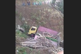 Jalan Licin, Truk Pengangkut Kayu Terjun ke Jurang