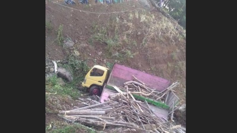 Sebuah truk berkepala kuning, masuk ke jurang di Desa Mangempang, Gowa.