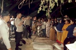 Hendak Ambil Kotak Suara Pilkades yang Disandera Warga, Polisi Jeneponto Diadang Emak-emak