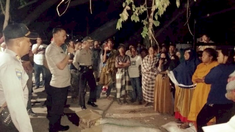 Kapolres Jeneponto, AKBP Ferdiansyah, saat bernegosiasi dengan emak-emak yang mengadangnya saat hendak mengambil kotak suara yang disandera dua malam.