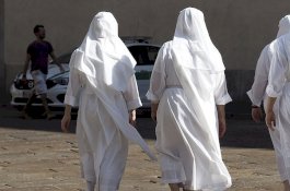 Gereja Katolik Gempar, Dua Biarawati Misionaris Hamil