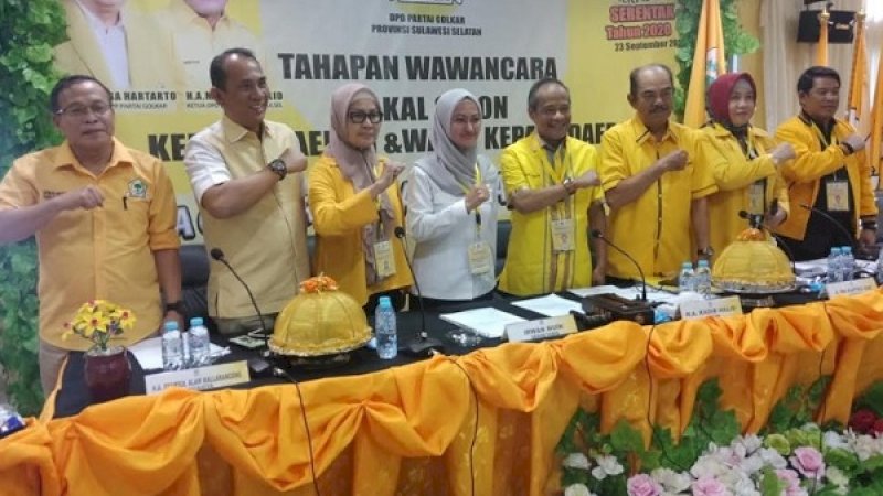 Indah Putri Indriani (keempat dari kiri), usai wawancara di DPD Golkar Sulsel.