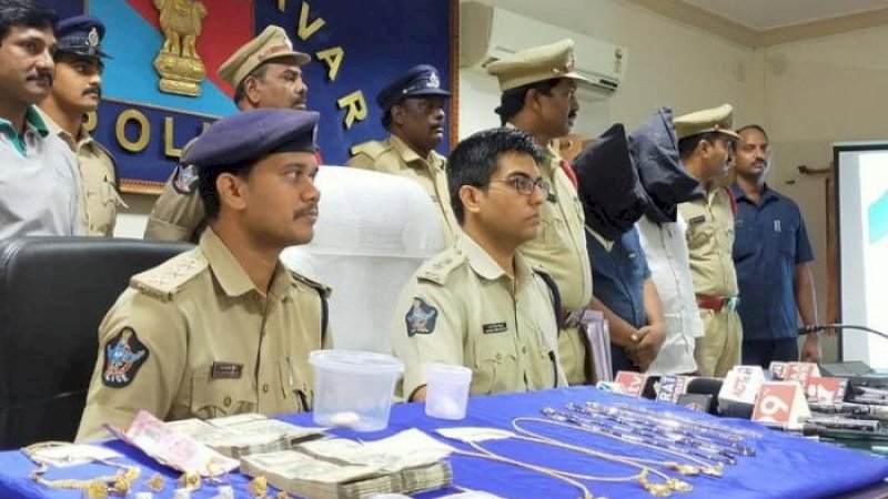 Polisi menangkap Vellanki Simhadri dan Ameenullah Babu (Foto DH)