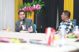 Jadi Pembicara di STIE Amkop, Deng Ical: Lebih Baik Geer daripada Minder