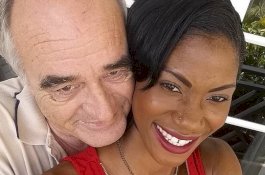 Tetangga Berkunjung, Tersandung Jasad Pengusaha Lalu Terpeleset oleh Darah