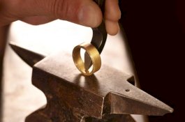 Pria Buat Cincin dari Spermanya, Jadi Hadiah Natal untuk Istri