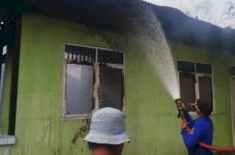 Diduga Hubungan Pendek Listrik, Sebuah Rumah di Sidrap Dilalap Api