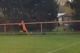 Tendang Ayam Sampai Mati Karena Masuk Lapangan, Pemain Bola Diberi Kartu Merah