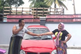 Viral Wanita Belikan Suami Mobil Mahal Hasil Jualan Ayam Selama 8 Tahun