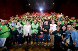 Pakai Jaket Ojol, Nurdin Abdullah Nonton Penayangan Perdana Film Ati Raja