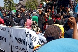 Teriakkan Laailahaillallah, Ratusan Pengikut Puang La'lang Blokir Jalan di Sungguminasa