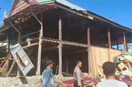 Rumah Terduga Pembunuh Dibongkar Massa di Mangepong Jeneponto