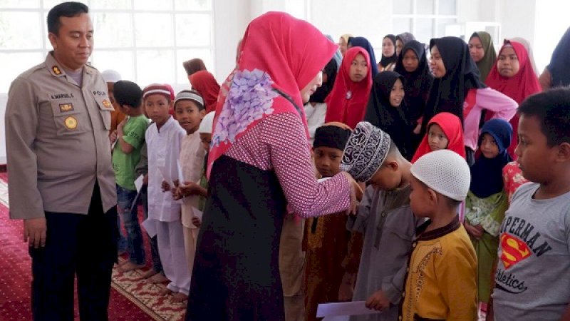 Hari terakhir bertugas di Wajo, Kapolres Wajo AKBP Asep Marsel S, S.IK menggelar kegiatan pemberian santunan kepada anak yatim piatu. Kegiatan berlangsung di Masjid At Taqwa Mapolres Wajo, Jumat, (8/11/2019), pukul 09.00 Wita.