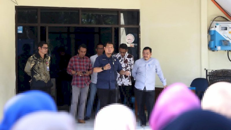 PJ Wali Kota Makassar, Iqbal M Suhaeb (baju biru) saat memberi sambutan di depan staf Disdik Kota Makassar.