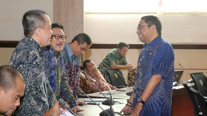 Wabip Barru, Nasruddin AM (kanan), tampak bercanda dengan beberapa pejabat lainnya, pada rapat koordinasi (Rakor) yang digelar Pemprov Sulsel, Jumat (8/11/2019).