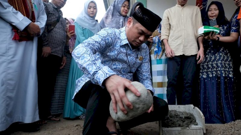 Adnan Purichta Ichsan, meletakkan batu pertama pembangunan Masjid H Ichsan Yasin Limpo di Kampung Lantangpeo, Dusun Isoka, Desa Tindang, Kecamatan Bontonompo Selatan, Gowa.