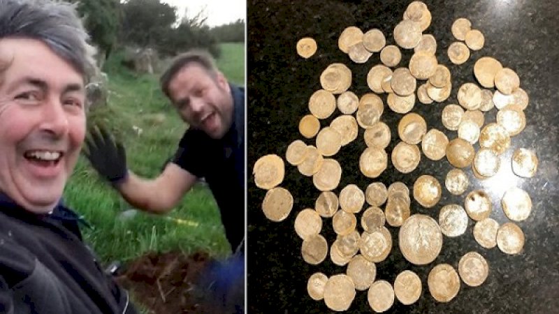 Paul dan Michael sangat riang begitu menemukan koin emas.