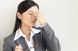 Perusahaan Jepang Larang Karyawan Wanita Pakai Kacamata