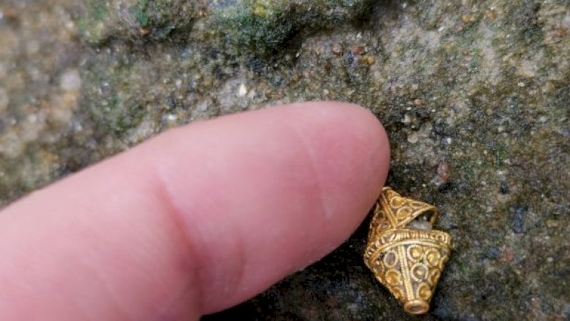 Temukan Perhiasan Kuno Saat Makan Siang, Pria Ini Raup Rp1,7 M