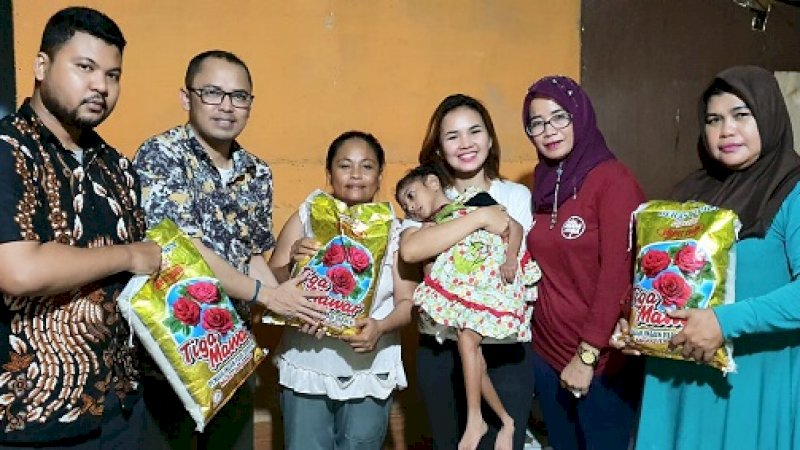 Para pendukung Gubernur Sulawesi Selatan, Nurdin Abdullah, bernama Barisan Muda NA melakukan kegiatan bakti sosial dengan mendatangi rumah warga, Jumat malam (8/11/2019).