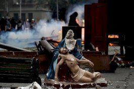 Pendemo Jarah Gereja dan Bakar Patung Yesus