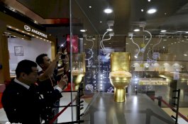 Toilet Emas dengan 40 Ribu Permata Dipamerkan, Harganya Rp18 M
