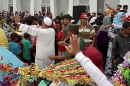 Peringatan Maulid Ricuh di Gowa, Warga Berebut Bakul di Depan Bupati