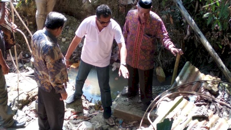 Bupati Sidrap, Dollah Mando, saat meninjau Sistem Penyediaan Air Minum (SPAM) warga di Desa Belawae, Sidrap.