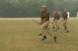 Latihan Anti Huru-hara Tak Ada Kuda, Polisi di India Pakai Kayu
