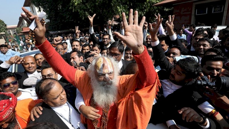 Umat hindu merayakan keputusan Mahkama Agung