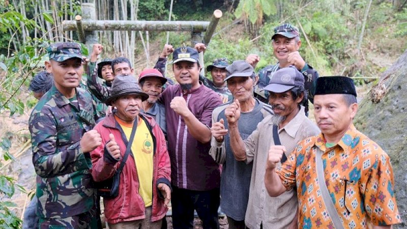 Wakil Gubernur Sulawesi Selatan, Andi Sudirman Sulaiman, mengunjungi Dusun Benteng Sengga, Kelurahan Borongrappoa, Kecamatan Kindang, Kabupaten Bulukumba.