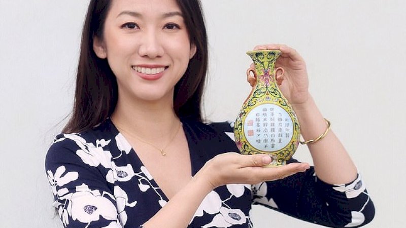 Yexue Li dari Sworders Fine Art Auctioneers  memegang Vas Kaisar&nbsp;Qianlong