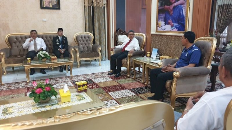 Pertemuan antara Askot PSSI Rahmat Syamsu Alam dengan Wali Kota Parepare, HM Taufan Pawe di rumah jabatan Wali Kota Parepare, Minggu (10/11/2019).