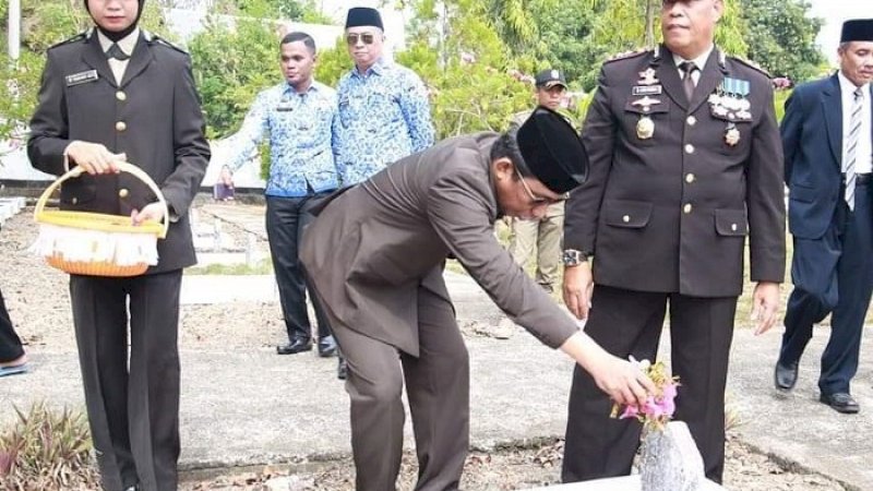 Wabup Barru, Nasruddin memimpin tabur bunga di Taman Makam Pahlawan, Minggu (10/11/2019).
