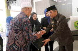 Hari Pahlawan, Pemkab Barru Beri Bingkisan kepada Para Veteran