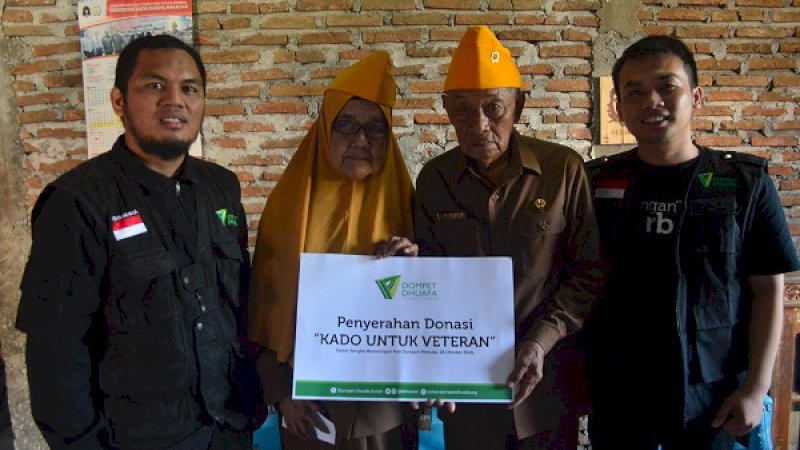 Dompet Dhuafa memberikan kado untuk veteran di Hari Pahlawan.