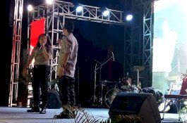 Tingkah Lucu Tumming Abu Tiru Gaya Kapolres Gowa, Bikin Penonton Tertawa