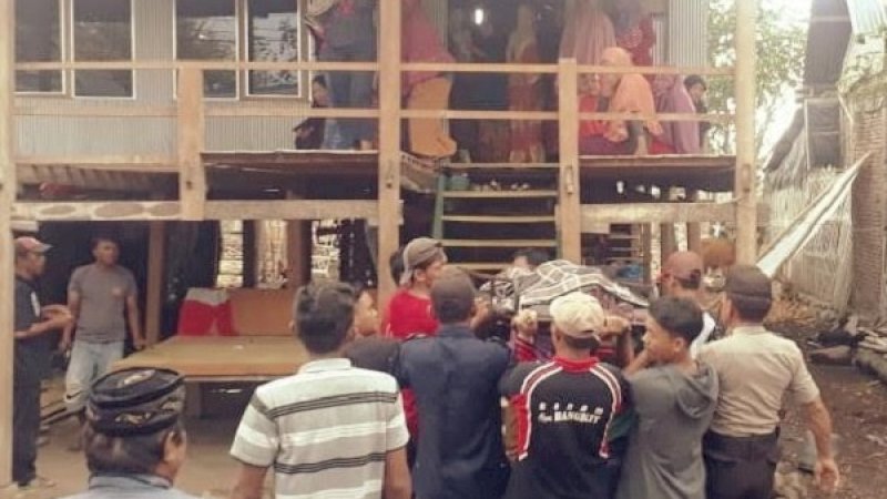 Jenazah Syamsuddin tiba di rumahnya di Kampung Alla-alla, Desa Boronglamu, Kecamatan Arungkeke, Kabupaten Jeneponto.