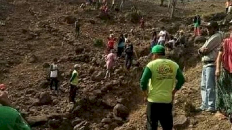 Warga Desa Taring, Kecamatan Biringbulu, berkerumun di dekat jasad korban.